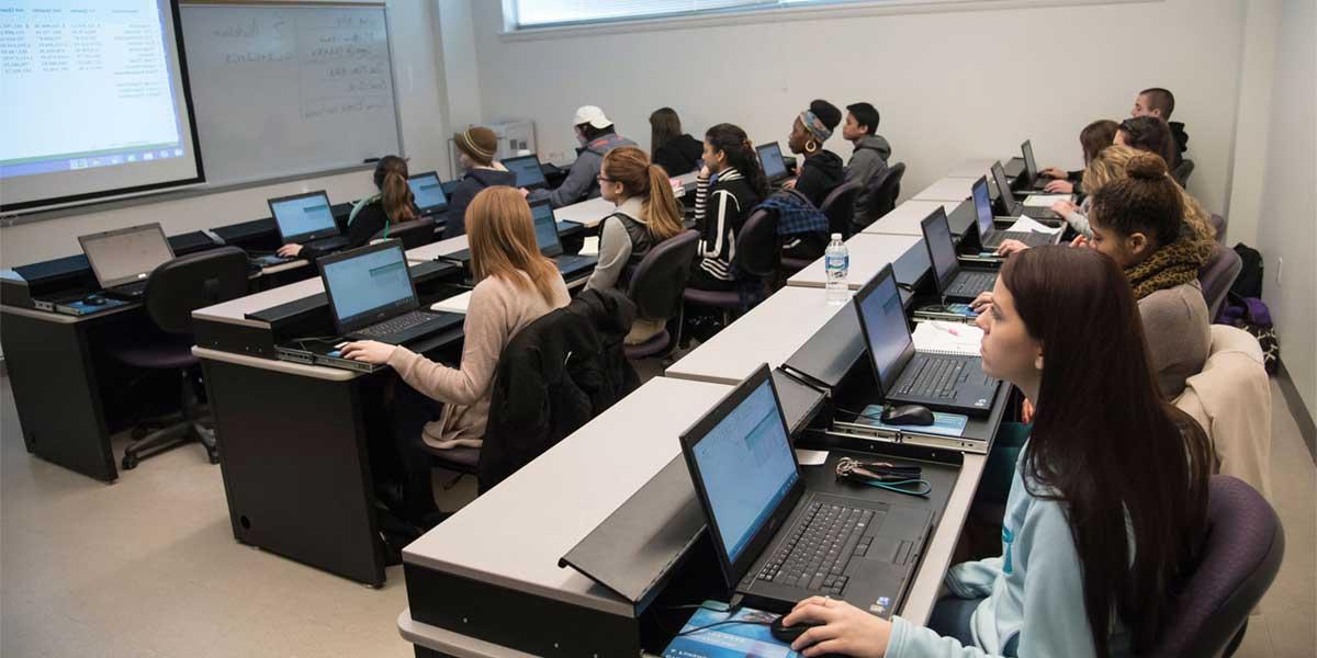 AACC学生在计算机教室.